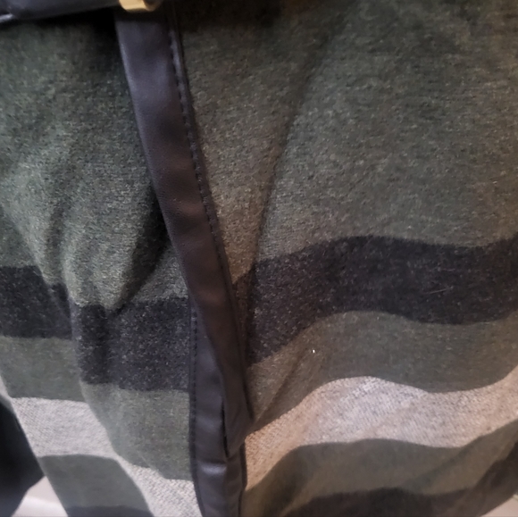 NWT cape - Picture 4 of 11